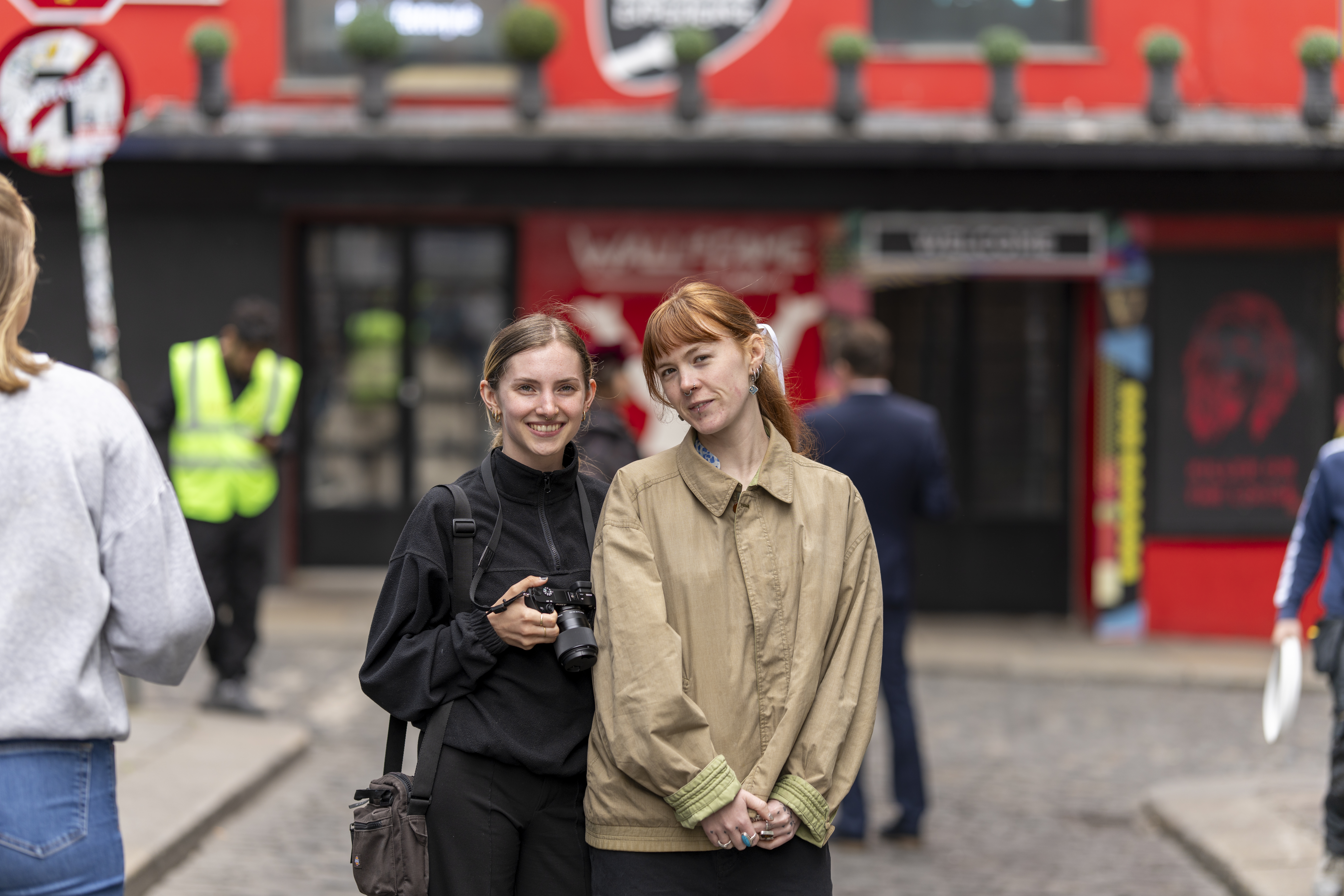 two women outside the Rock 'n' Roll Museum
